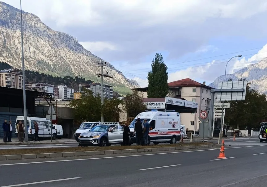 Adana’nın Pozantı ilçesinde otomobille çarpışan motosiklettin sürücüsü metrelerce havalanarak savruldu.