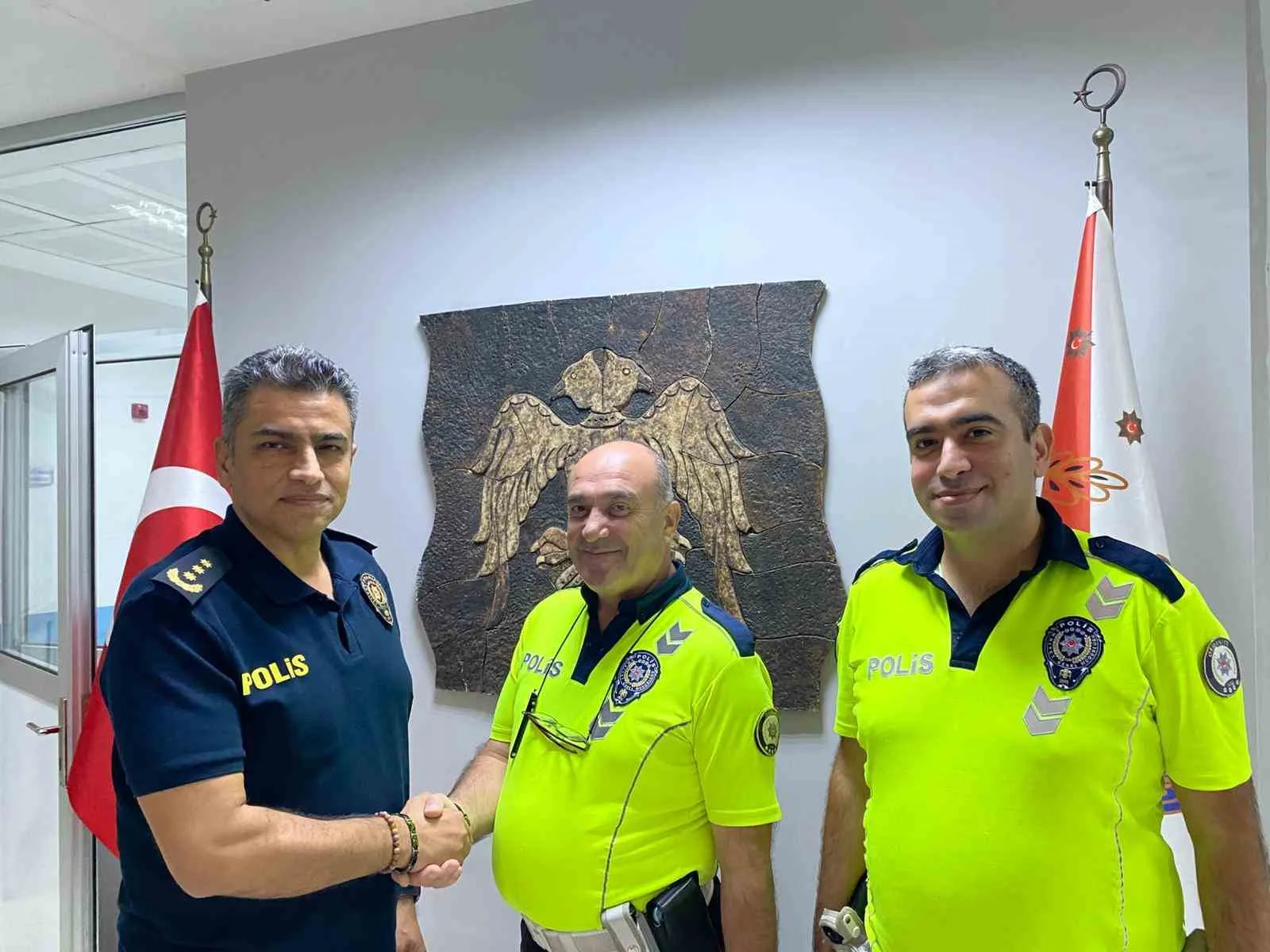 Osmaniye’nin Kadirli ilçesinde kazaya karışan araçların yoldan kaldırılmasının ardından yolu