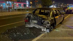 Kayseri’nin Kocasinan ilçesinde ehliyetsiz ve alkollü sürücü önce kaldırıma daha