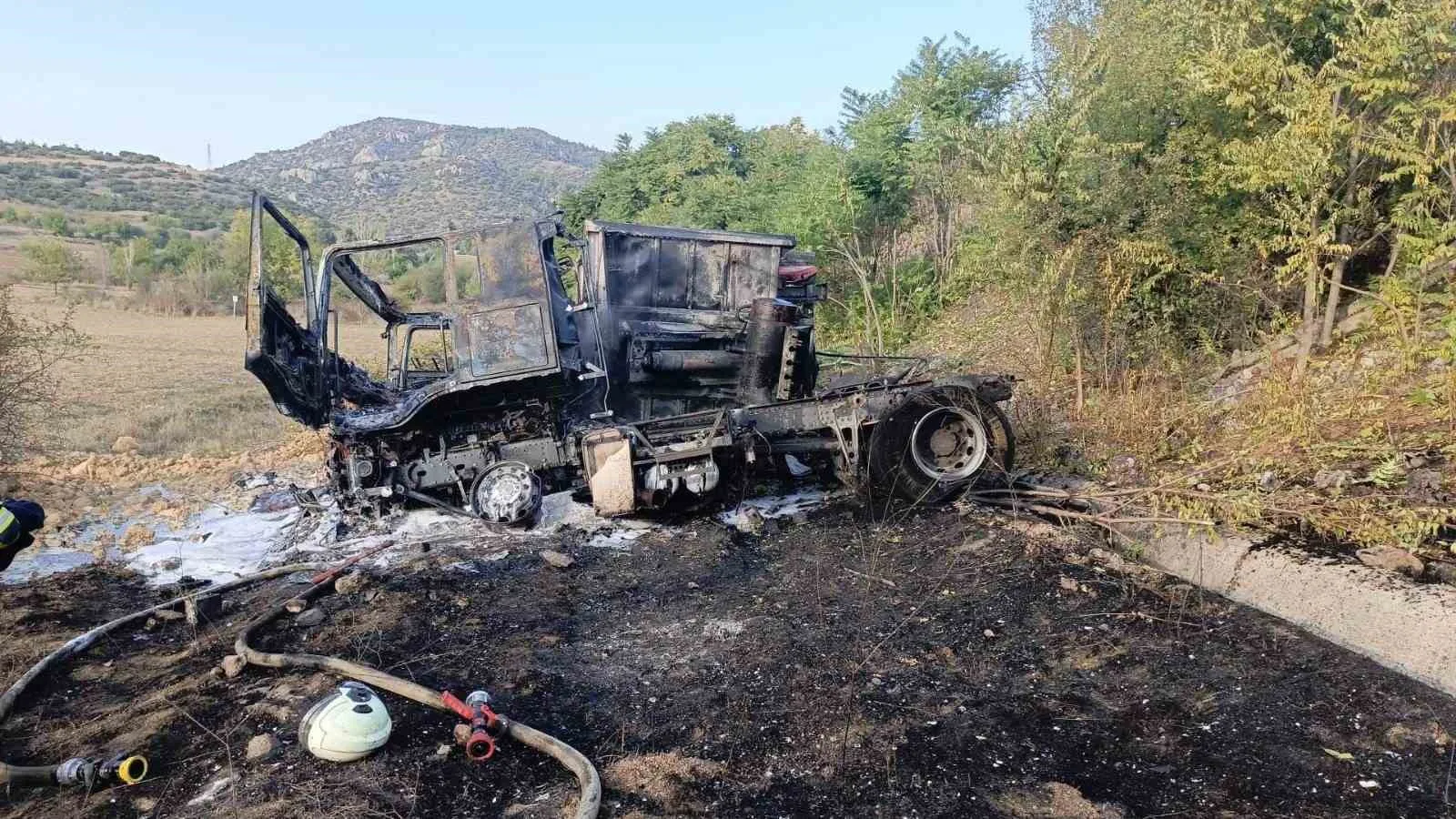 Bilecik’te seyir halinde kontrolden çıkan tır tarlaya uçarak takla atarken,