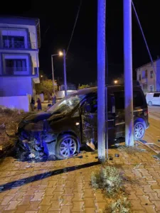 Konya’nın Karapınar ilçesinde hafif ticari araçla çarpışan motosiklet savrularak kaldırımdaki
