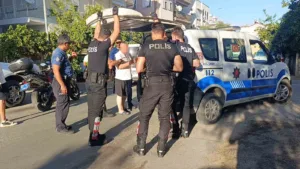 Antalya’nın Manavgat ilçesinde otomobile çarpıp kaçtıktan sonra trafik ekipleriyle tartışma