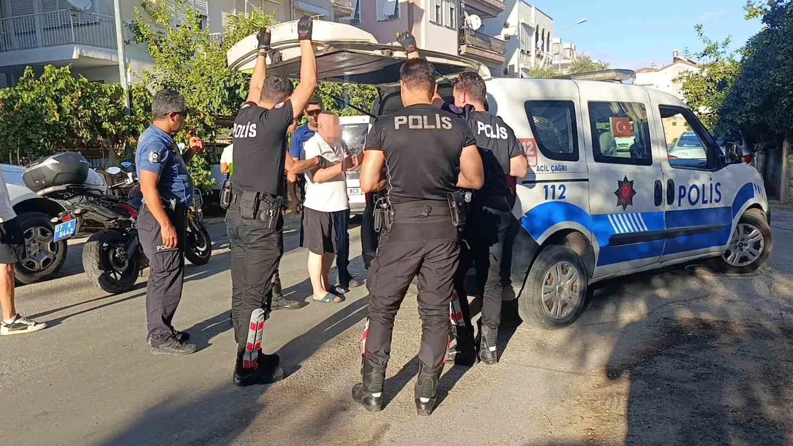 Antalya’nın Manavgat ilçesinde otomobile çarpıp kaçtıktan sonra trafik ekipleriyle tartışma