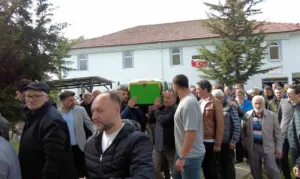 DÜZCE(İHA) – Düzce’de durakta otobüs beklerken hafif ticari aracın kontrolden
