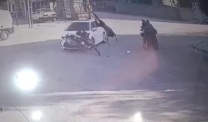 Hatay’da otomobille çarpışan motosikletin sürücüsü, metrelerce savrularak yol kenarında yürüyen