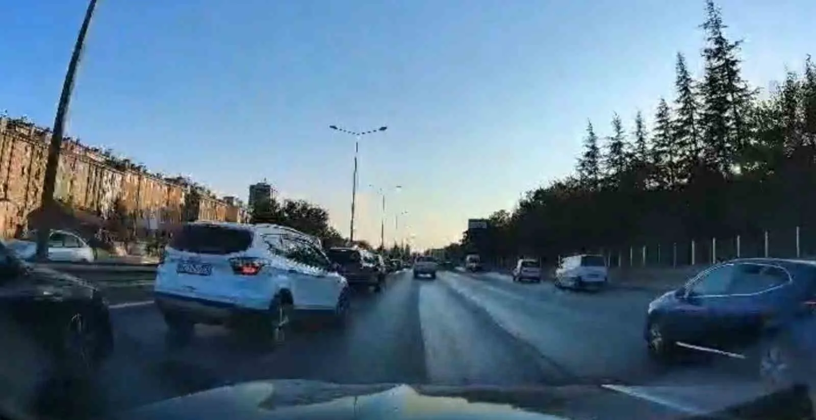 Eskişehir’de bir kazadan dolayı yavaşlayan SUV araca başka otomobilin arkadan