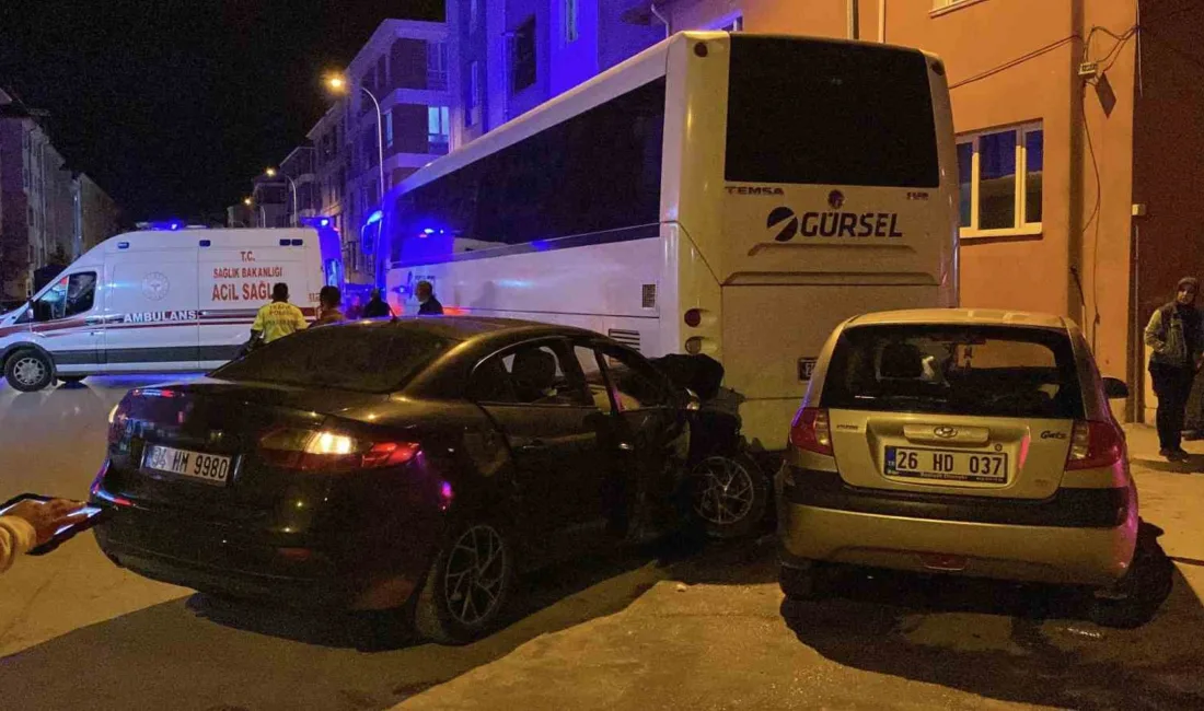 Eskişehir’de çarpışan iki otomobil savrularak park halindeki otobüse çarptı. Kazada