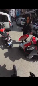 Bursa’nın İnegöl ilçesinde 2 motosikletlinin kazası sonrası diyalogları dikkat çekti.