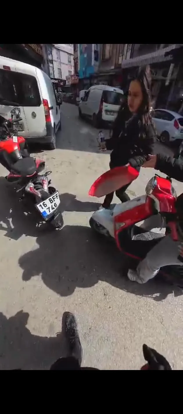 Bursa’nın İnegöl ilçesinde 2 motosikletlinin kazası sonrası diyalogları dikkat çekti.