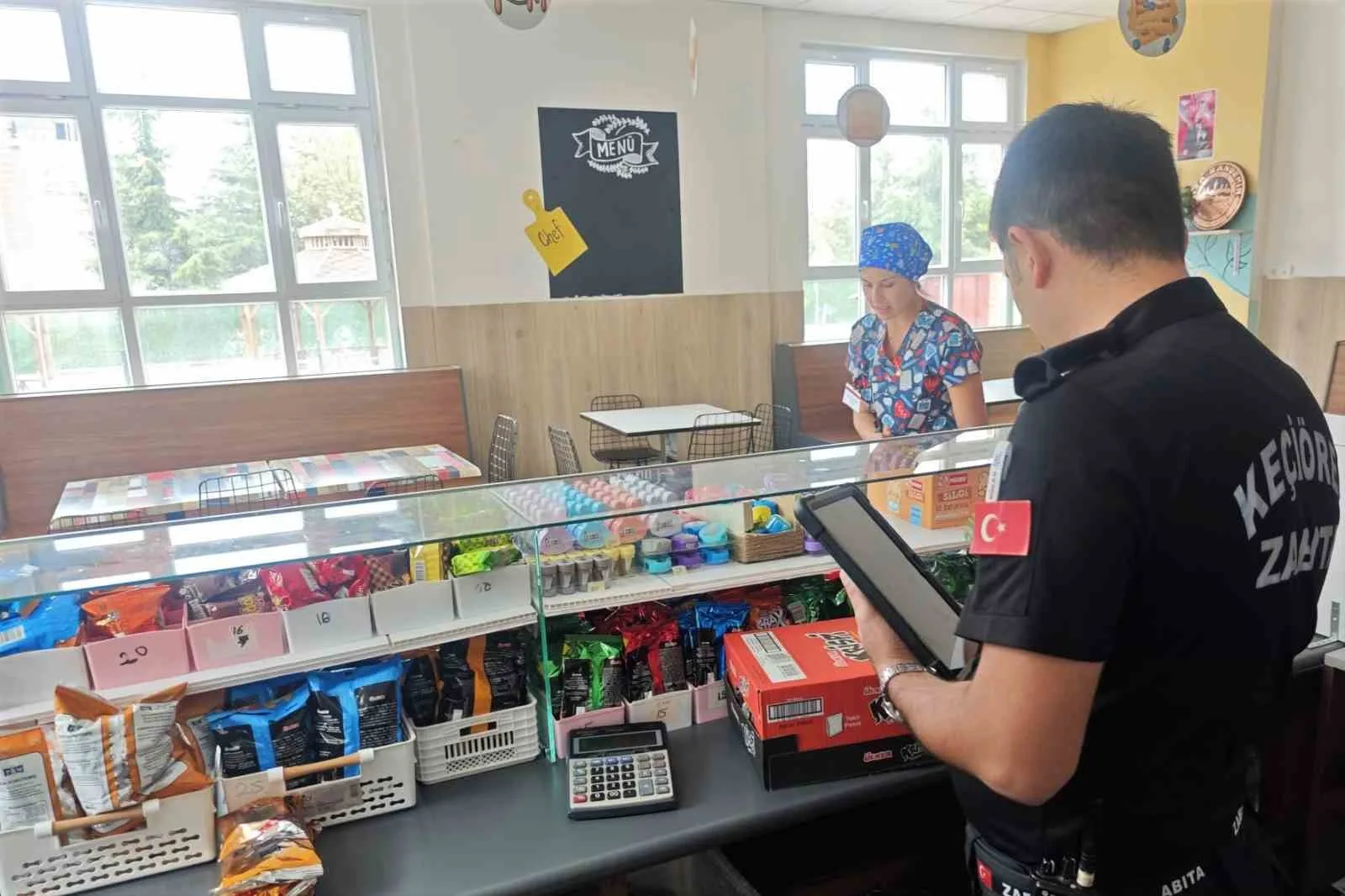 Keçiören Belediyesi Zabıta Müdürlüğü ekipleri, yeni eğitim-öğretim yılının başlamasıyla birlikte