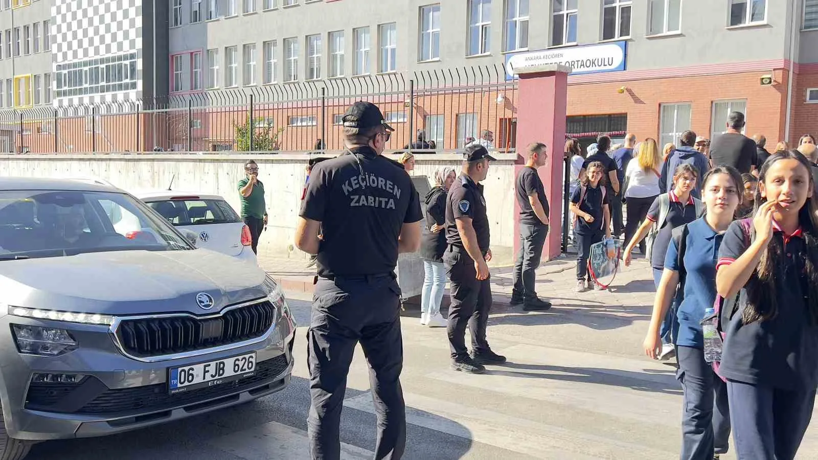 Keçiören Belediyesi Zabıta Müdürlüğü’ne bağlı ekipler, okulların açılmasıyla birlikte ilçe