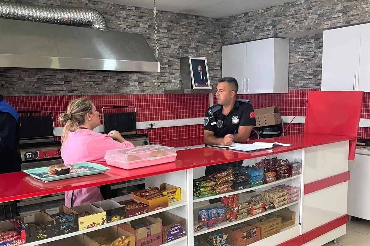 Keçiören Belediyesi Zabıta Müdürlüğü ekipleri okul kantinlerinde denetim gerçekleştirdi. Keçiören