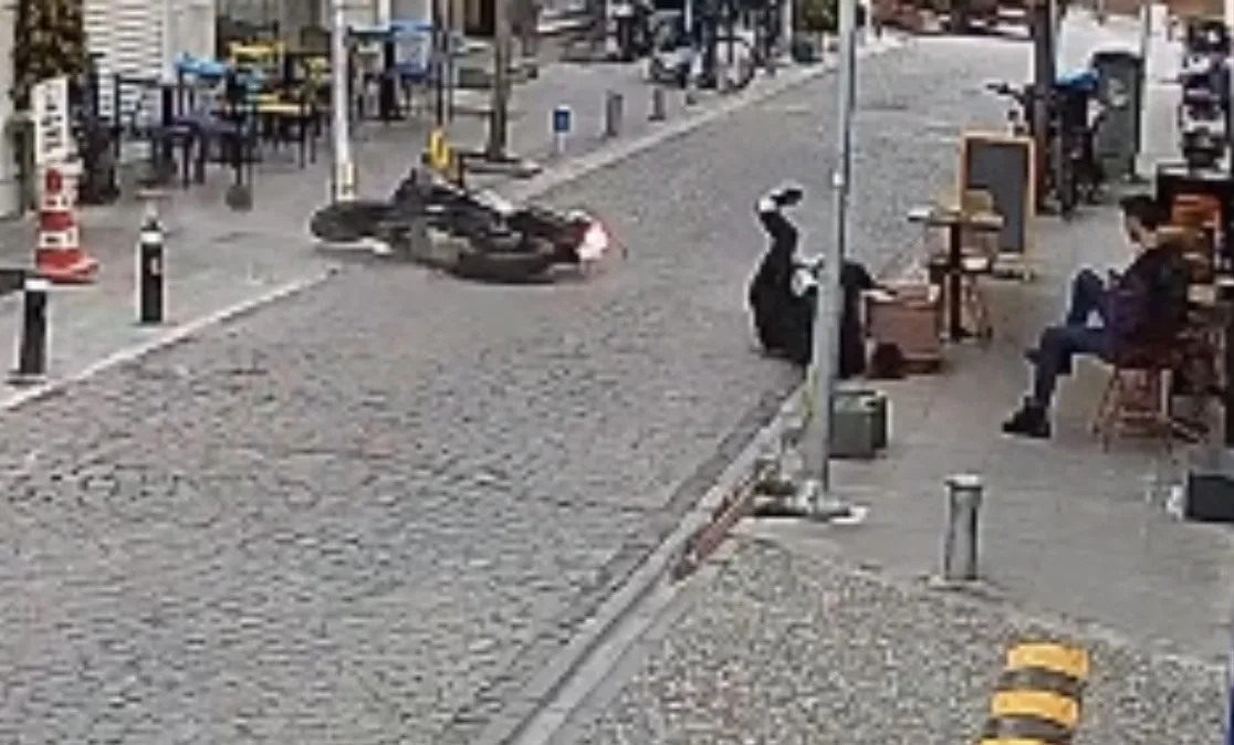 Eskişehir’de 19 yaşındaki kasksız sürücüsü, süratle girdiği ara sokakta aniden