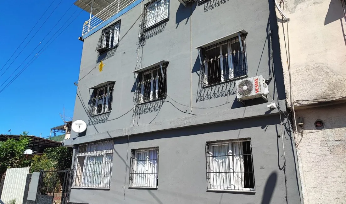 Adana’da bir kişi pencerenin demir korkuluklarından tırmanıp 2’nci kattaki açık