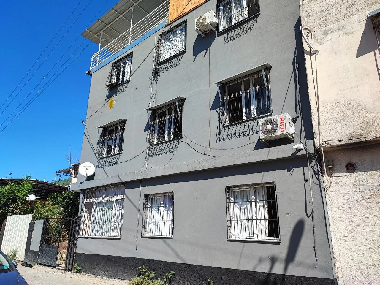 Adana’da bir kişi pencerenin demir korkuluklarından tırmanıp 2’nci kattaki açık