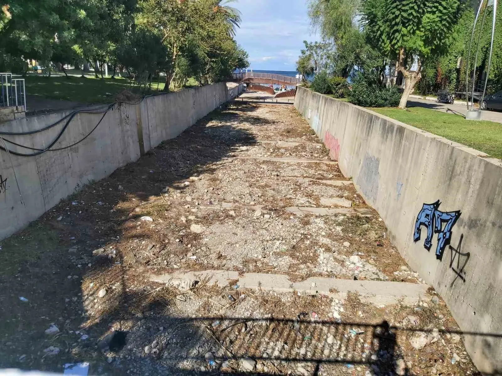 Kemer Belediyesi Park ve Bahçeler Müdürlüğü ekipleri, kış aylarında yaşanabilecek