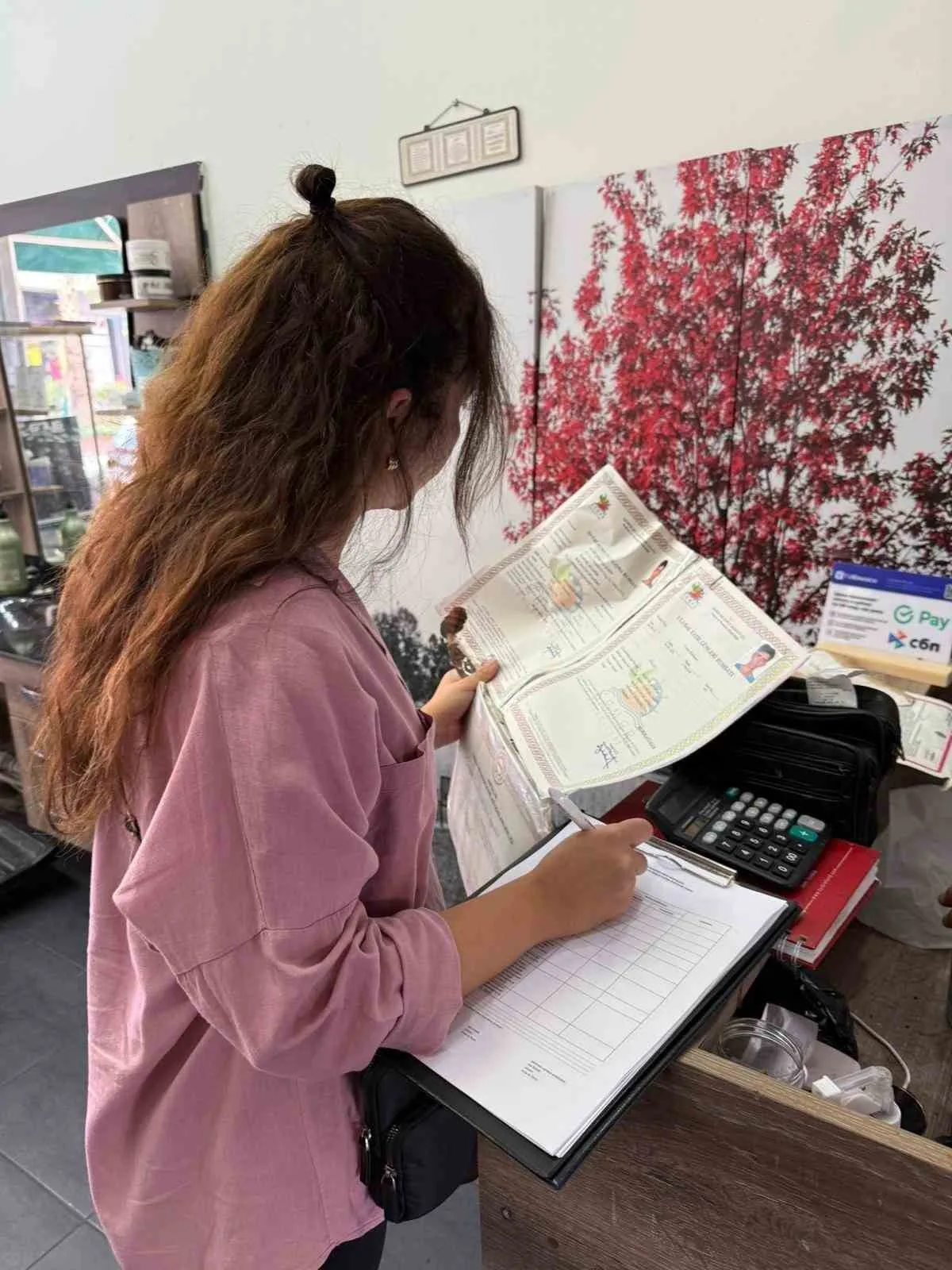 Kemer Belediyesi Zabıta Müdürlüğü ekipleri, ilçe genelindeki berber ve güzellik