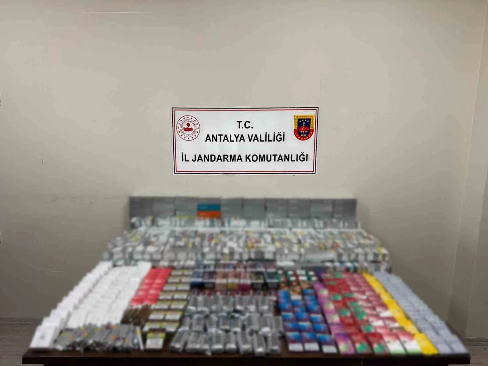 Antalya’da jandarma ekiplerinin Kemer ilçesinde bir işyerinde gerçekleştirdikleri aramada çok