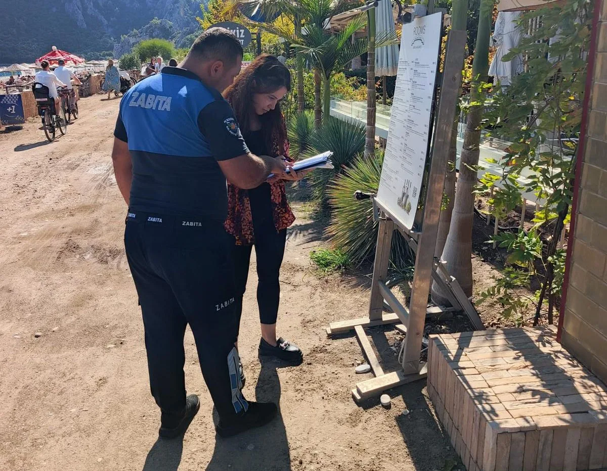 Kemer Belediyesi Zabıta Müdürlüğü ekipleri, Çıralı’da 21 restoranda ruhsat, menü