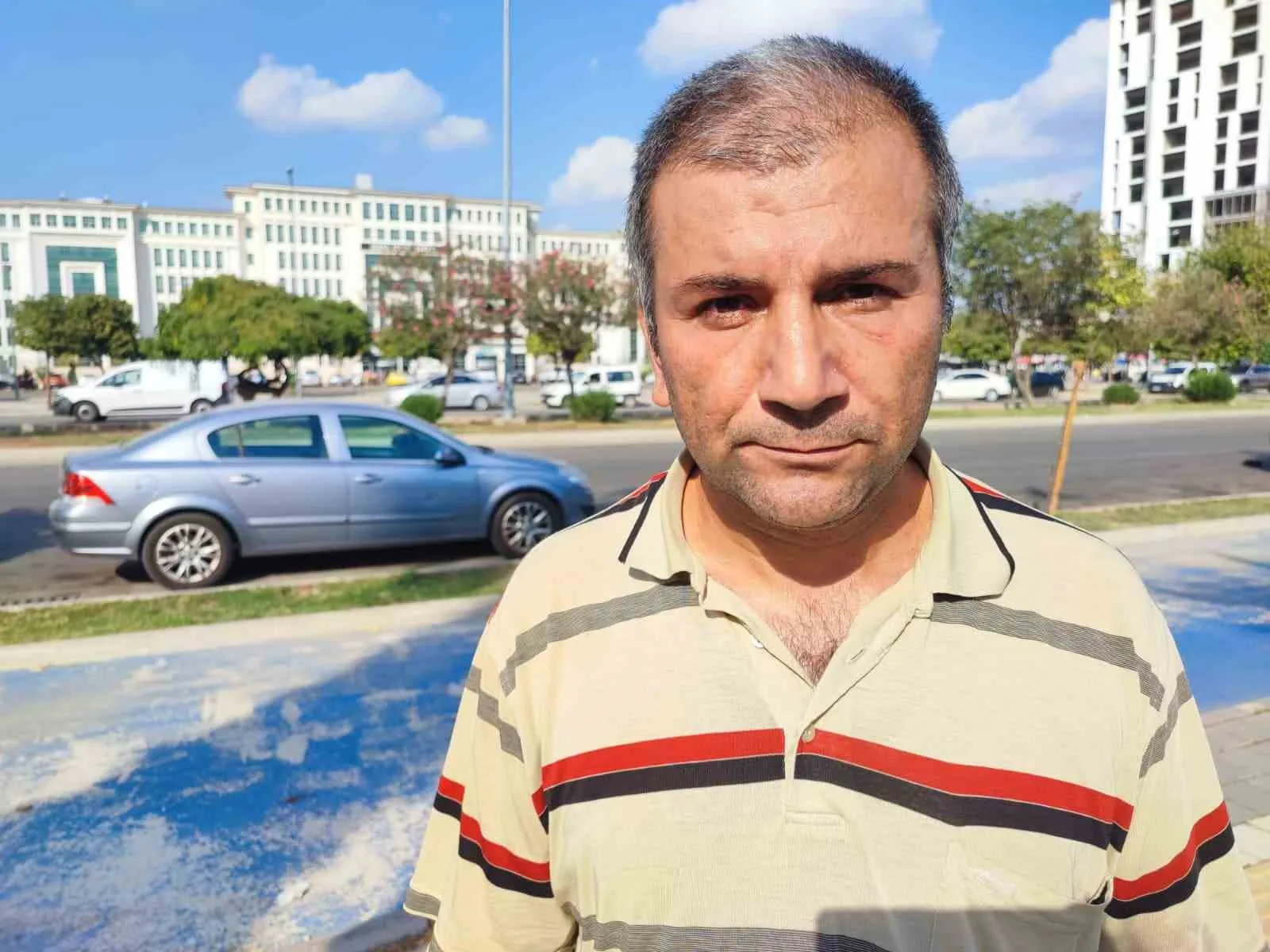 Adana’da bir kişi, sokaktan geçerken yolun ortasında duran kadını ’kenara