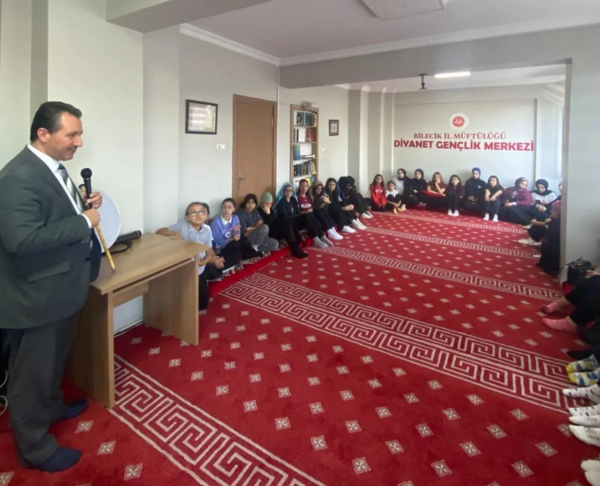 Bilecik’te gençler, biriktirdikleri harçlıklarını susuzluk çekenler için bağışlayarak anlamlı bir