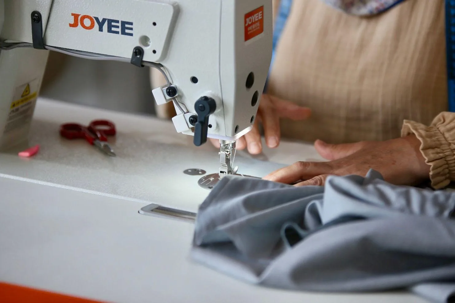 Kepez Belediyesi’nin kadın emeğine dayalı tekstil atölyesi, hem belediye personelinin