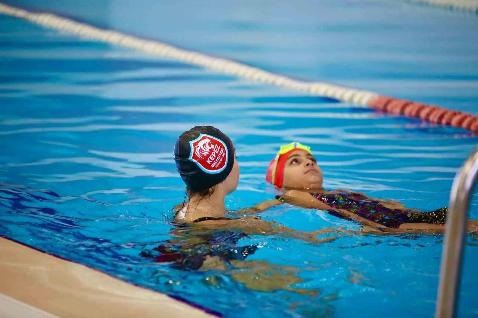 Kepez Belediyesi’nin Adnan Menderes Olimpik Yüzme Havuzu’nda kış sezonu yüzme