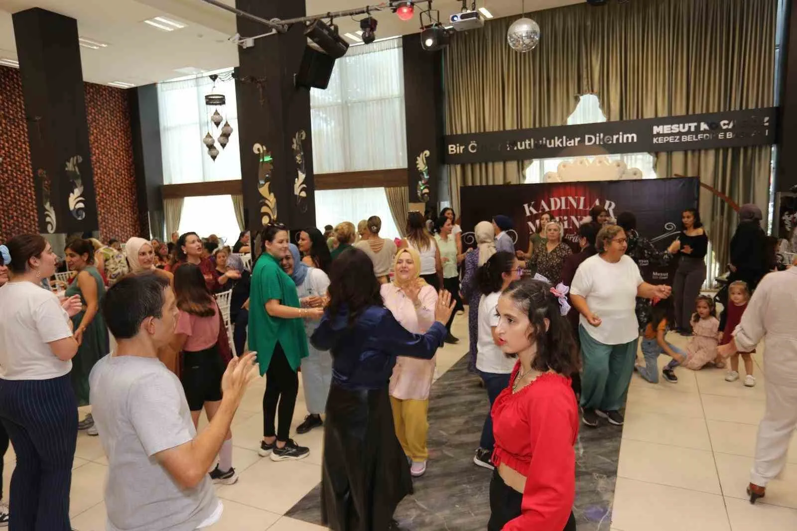 Kepez Belediyesi’nin kadınlara yönelik sosyal etkinlikler kapsamında düzenlediği “Kadınlar Matinesi”,