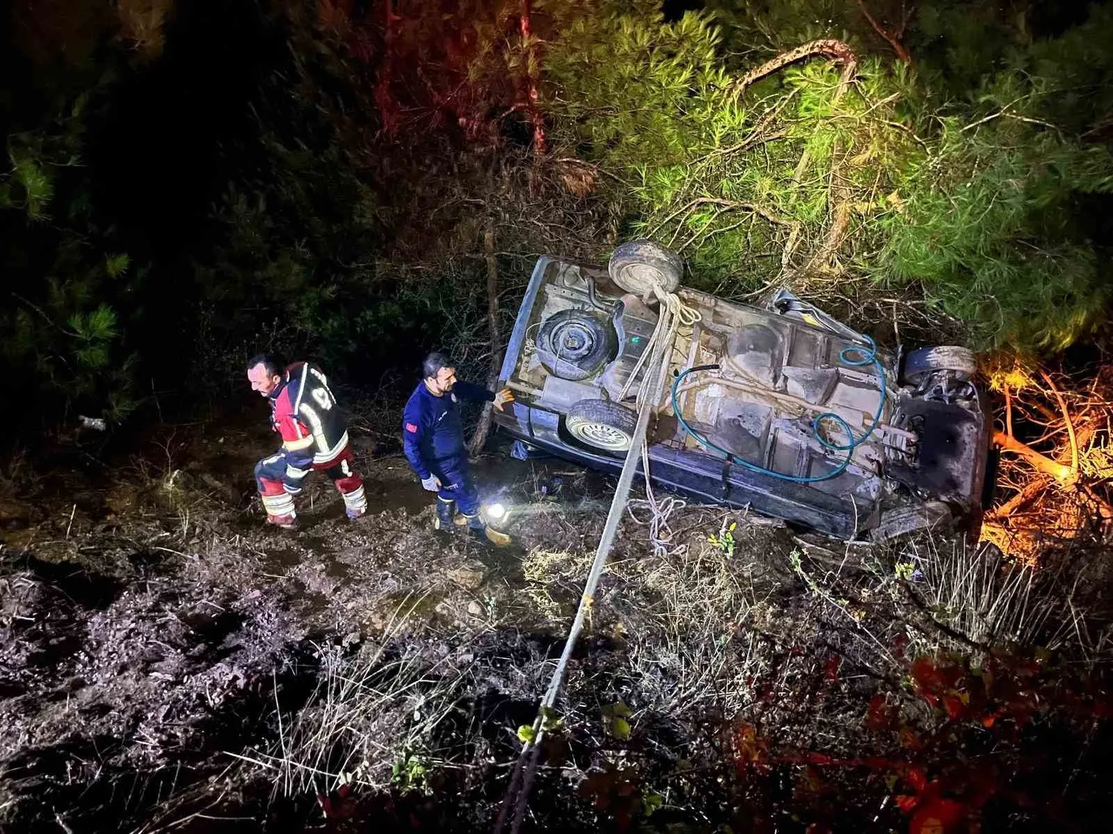 Balıkesir’in Kepsut ilçesinde direksiyon hakimiyetini kaybeden sürücü otomobili dereye uçurdu.