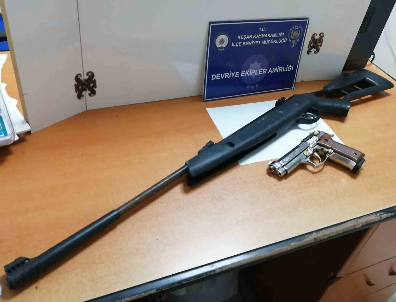 Edirne’nin Keşan ilçesinde, polisin durdurdüğü şüphelinin üzerinde havalı tüfek ve