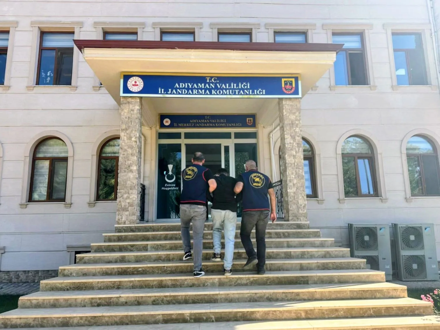 Adıyaman İl Jandarma Komutanlığı ekiplerince yapılan çalışmalar çerçevesinde haklarında çeşitli