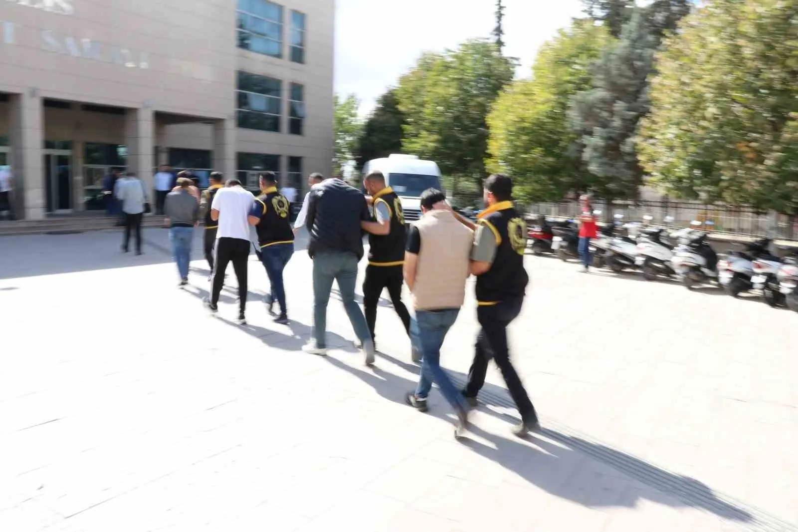 Kilis’te meydana gelen iş yeri kurşunlanması olayıyla ilgili polis ekiplerince