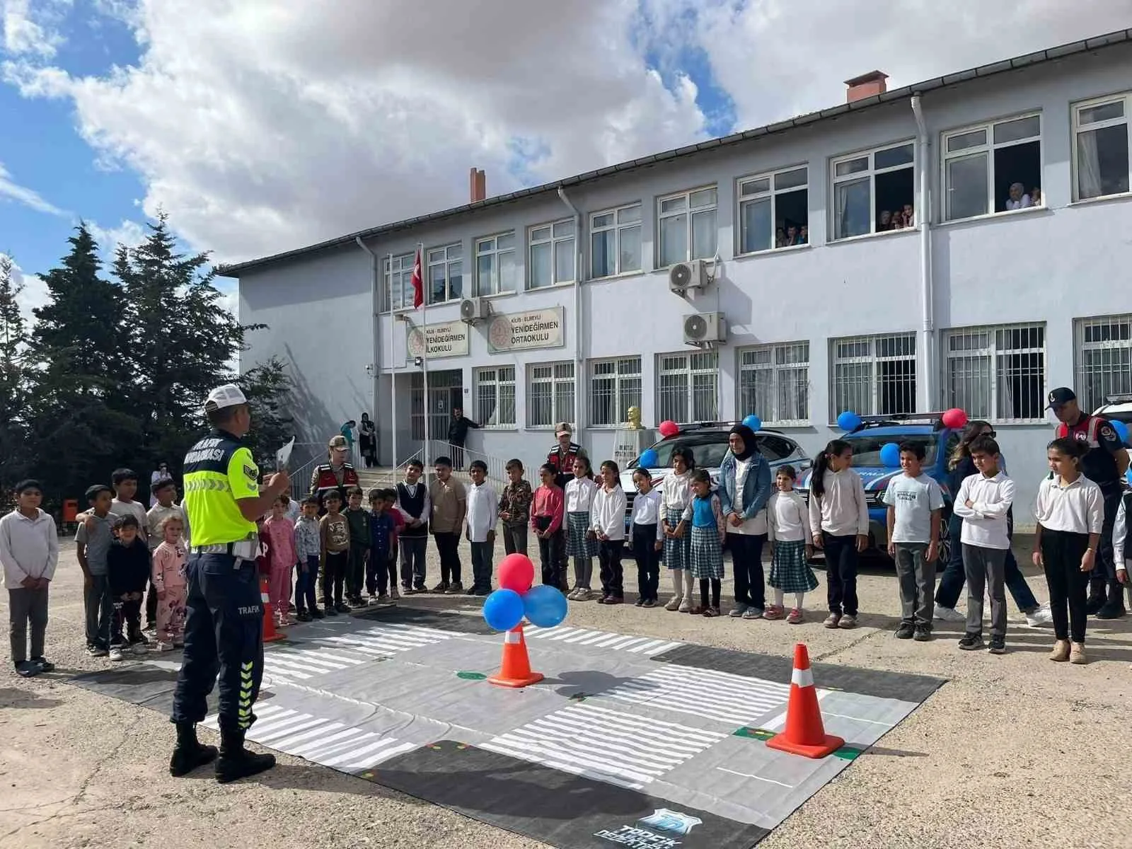 Kilis’in Elbeyli ilçesinde jandarma ekipleri, ilkokul öğrencilerine trafik kuralları hakkında