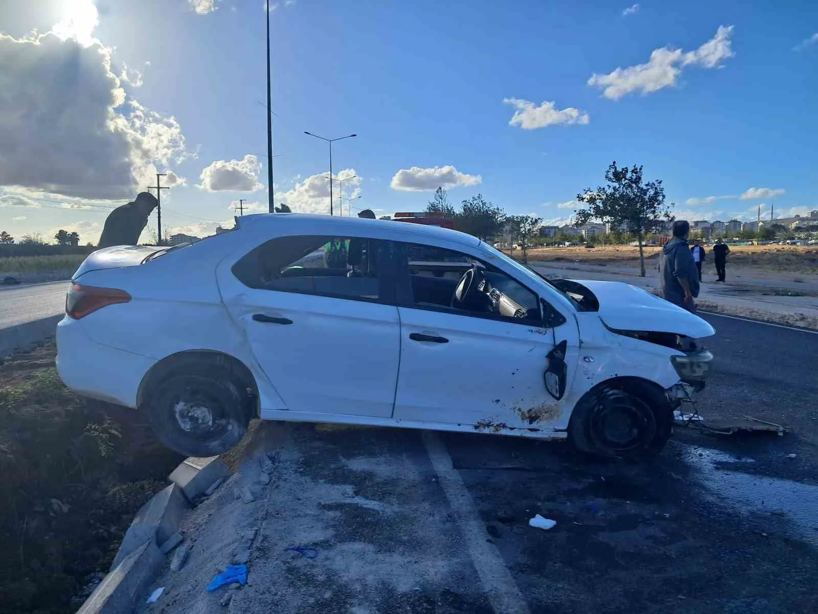 Kilis’te kontrolden çıkan otomobilin refüje çarparak yan devrildiği kazada 2
