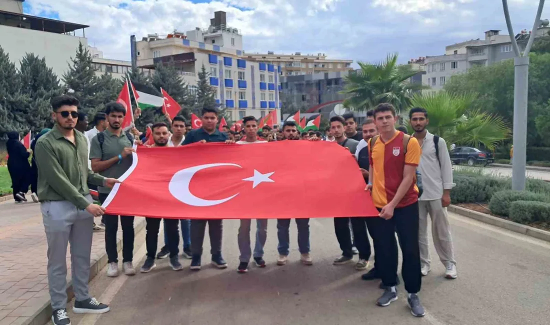 Kilis 7 Aralık Üniversitesi öğrencileri, kampüs içerisinde yürüyüş düzenleyerek Gazze’de