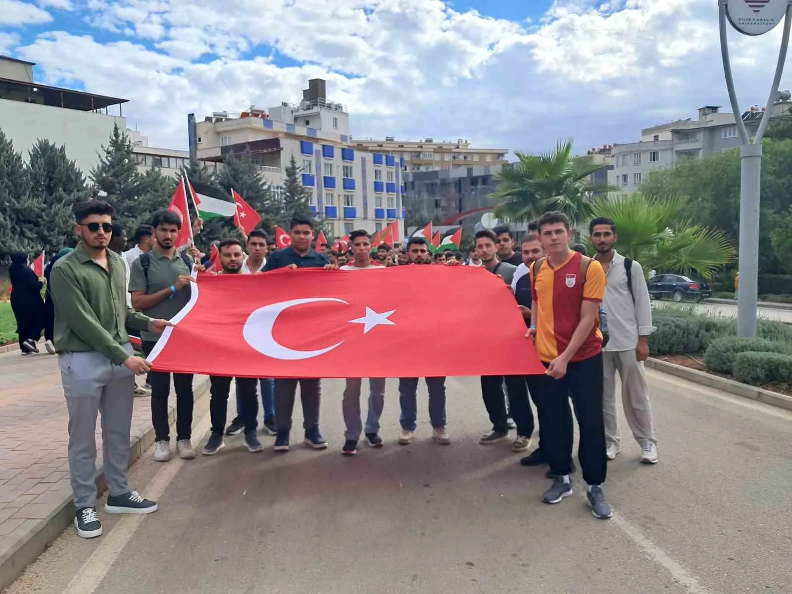 Kilis 7 Aralık Üniversitesi öğrencileri, kampüs içerisinde yürüyüş düzenleyerek Gazze’de