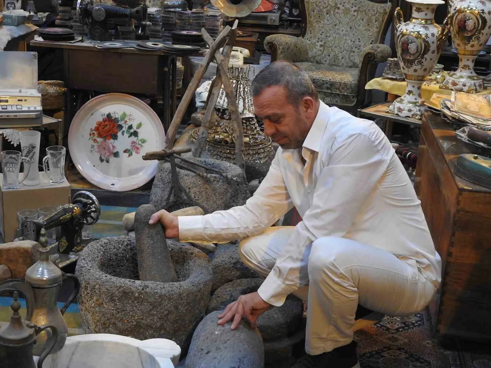 Kilis’te antikacıda sergilenen yöresel eşyalar, ustaların elinden çıkan son örnekler