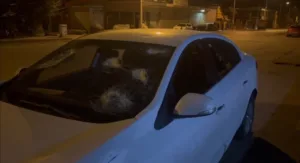 Erzincan’da bir kişi kiraladığı otomobilin camlarını kırarak araca zarar verdi.