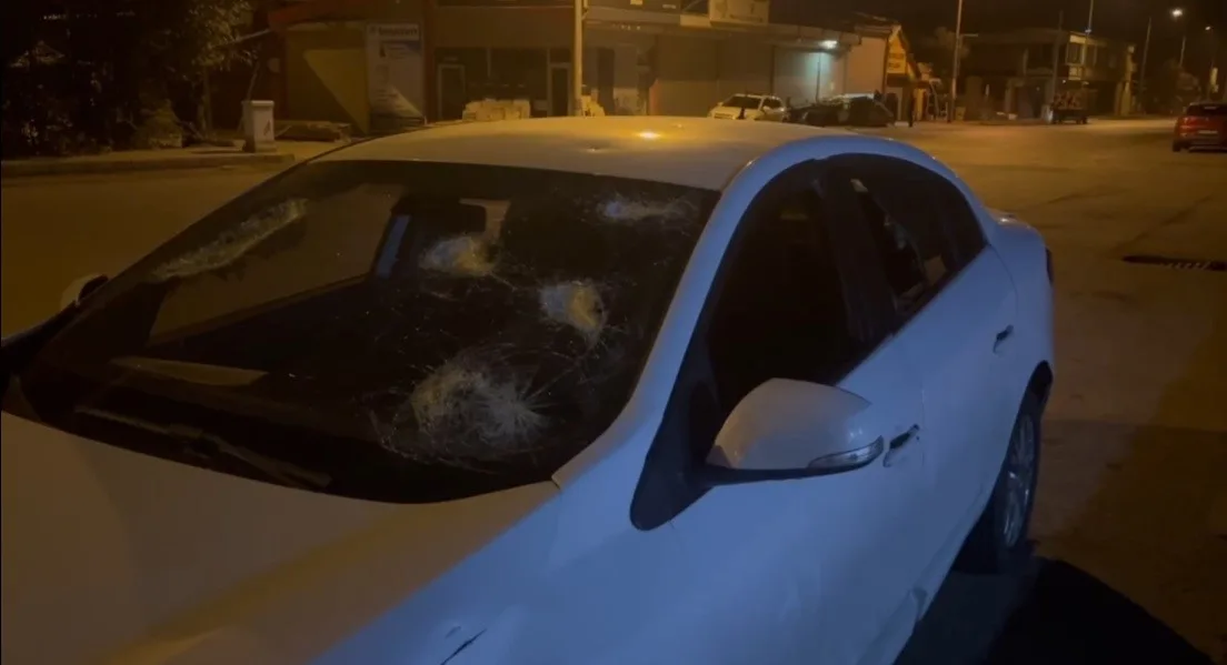 Erzincan’da bir kişi kiraladığı otomobilin camlarını kırarak araca zarar verdi.