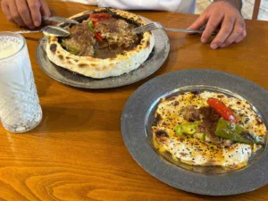 Gaziantep’te zırhla hazırlanan kıyması, arasına konulan kaşarı ve lavaşla kaplanan