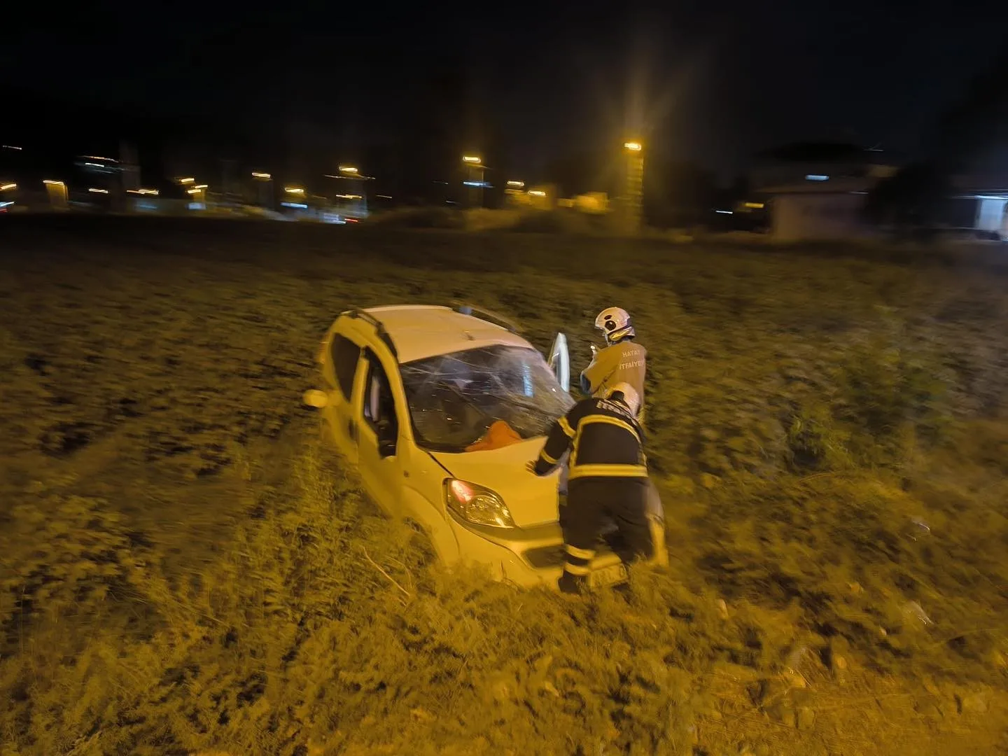 Hatay’da tırla çarpışan hafif ticari aracın sürücüsü yaralandı. Kaza, Kırıkhan