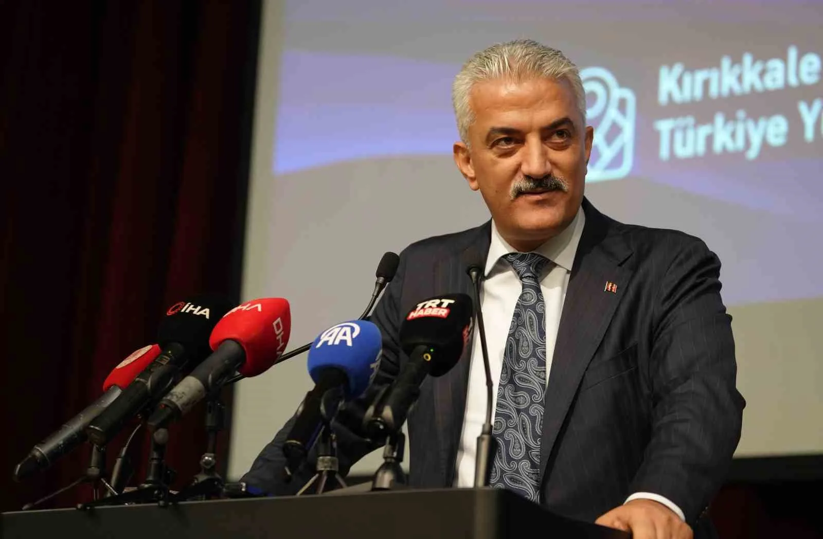 Kırıkkale Valisi Mehmet Makas, gençlere seslenerek, Türkiye Yüzyılı’nda önemli görevler