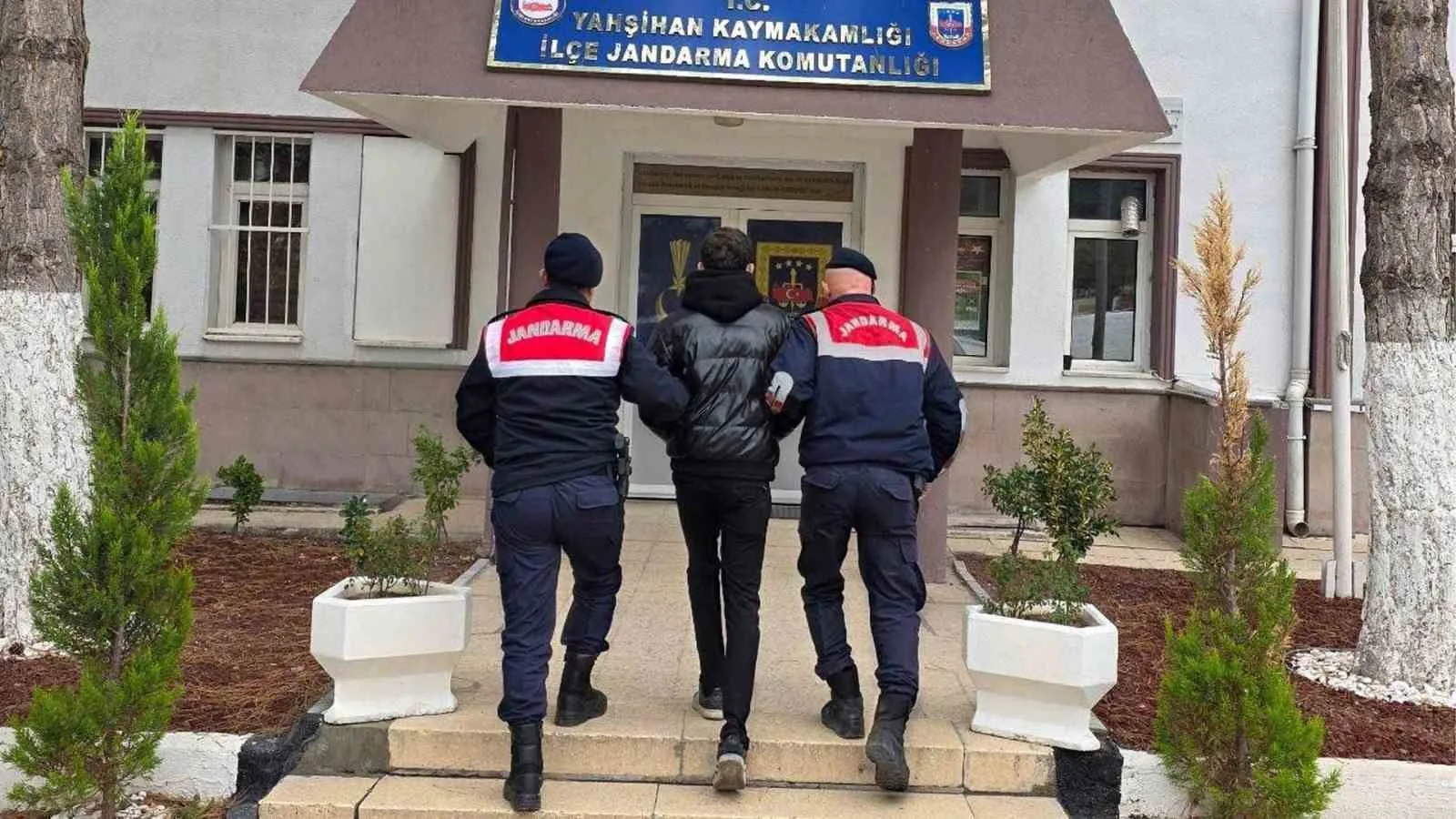 Kırıkkale’de jandarma ekiplerince yapılan operasyonlarda iki hükümlü yakalandı. Edinilen bilgiye