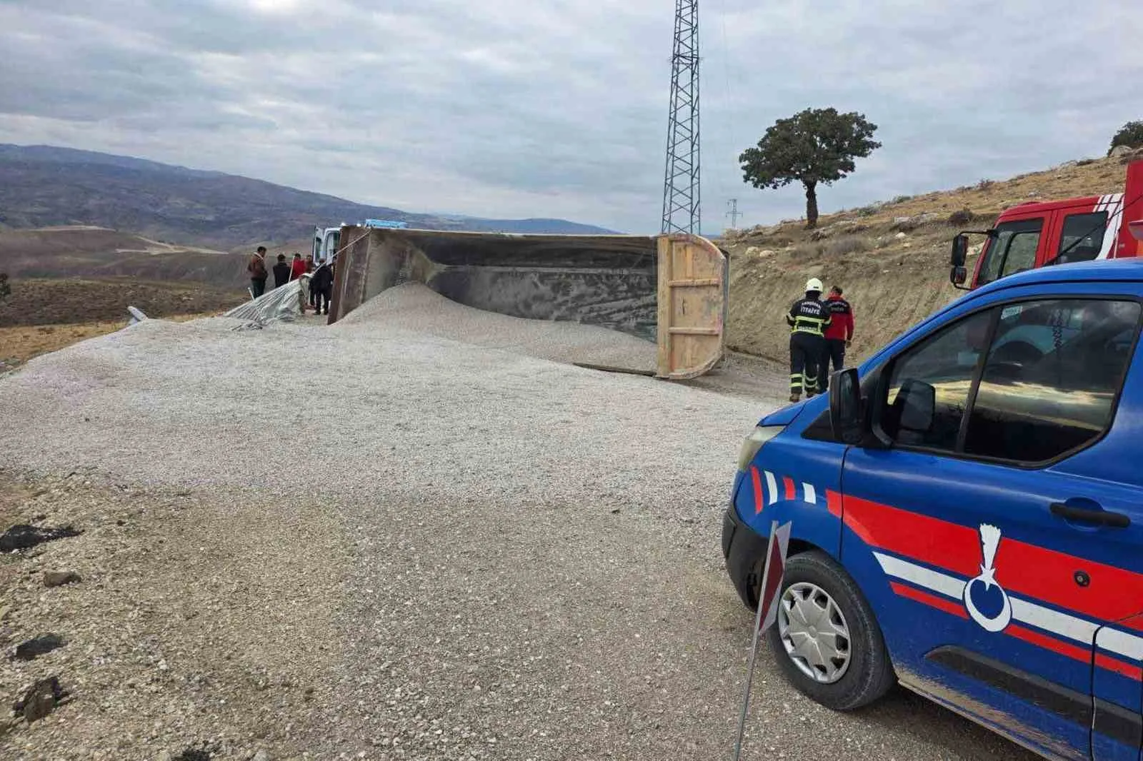 Kırıkkale’de kontrolden çıkan mıcır yüklü kamyonun devrildiği kazada sürücü yaralandı.