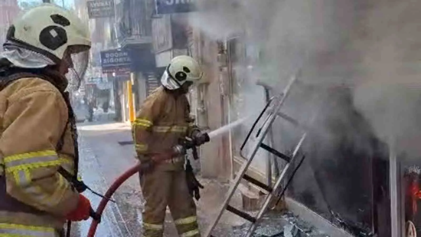 Kırıkkale’de bir iş yerinde çıkan yangında, telefon ve aksesuarlar yanarak