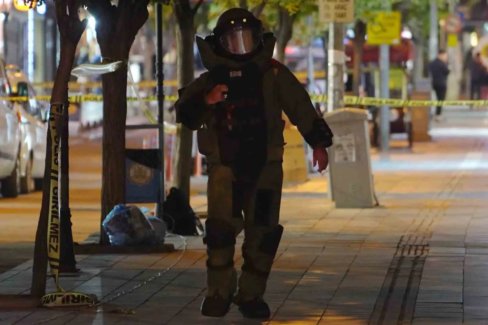 Kırıkkale’nin en işlek noktalarından Zafer Caddesi’nde kaldırıma bırakılan şüpheli çanta