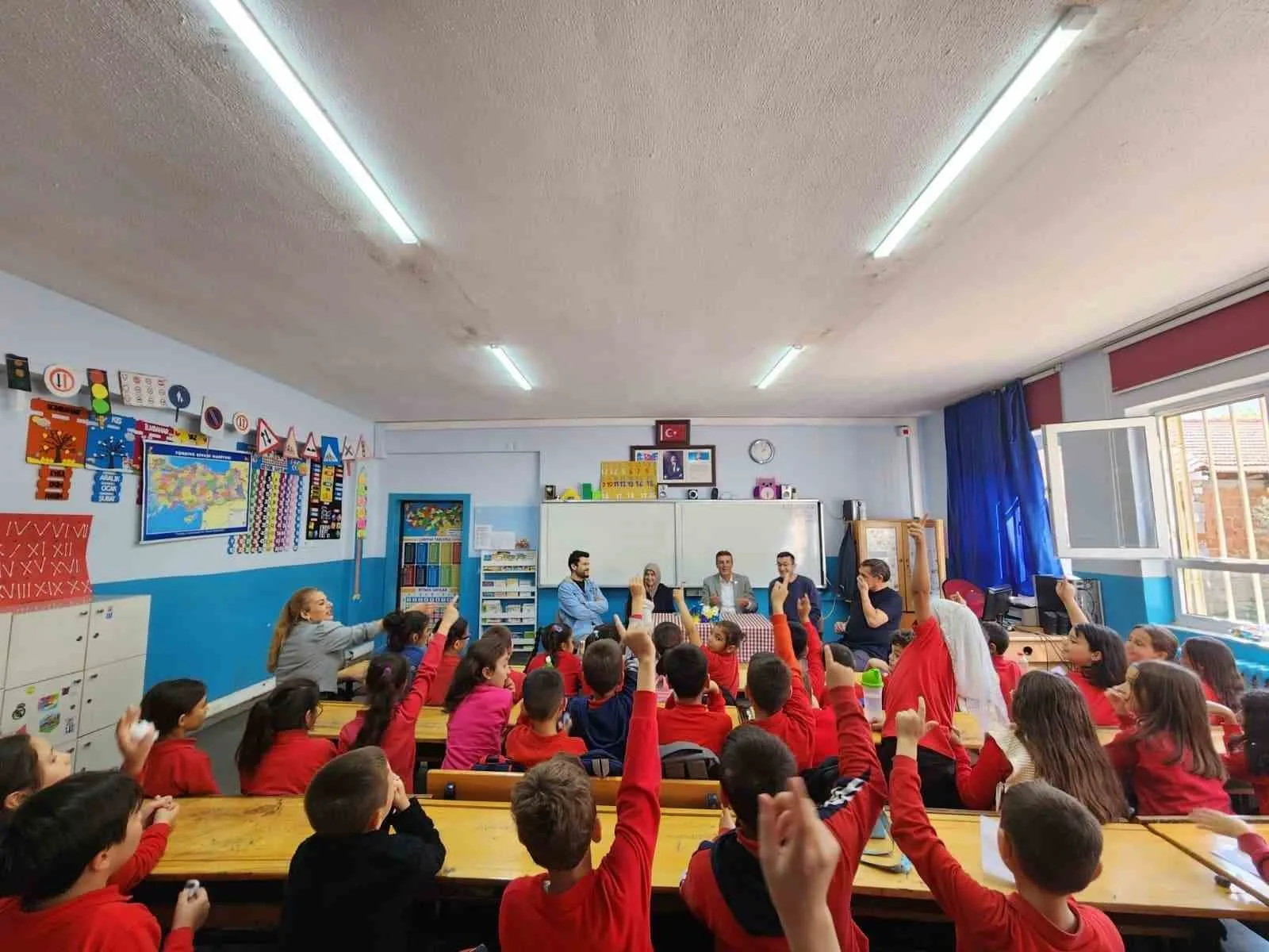 Kırkağaç Mehmet Günek Türkbirliği İlkokulu öğrencileri 19 Ekim Muhtarlar Günü