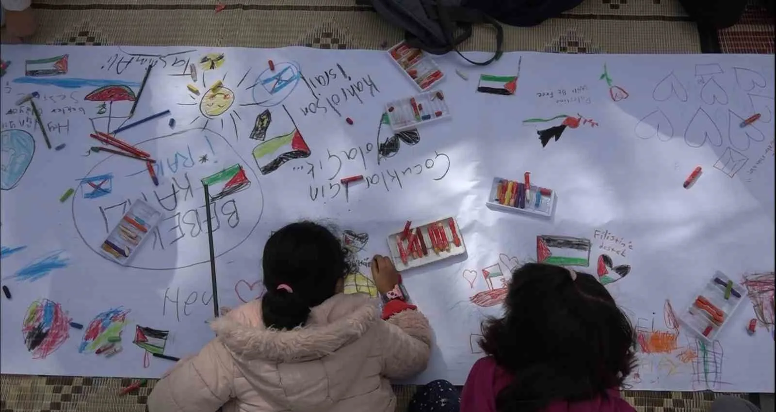 İsrail’in Gazze’ye yönelik saldırılarını protesto etmek ve Gazzeli çocuklara destek