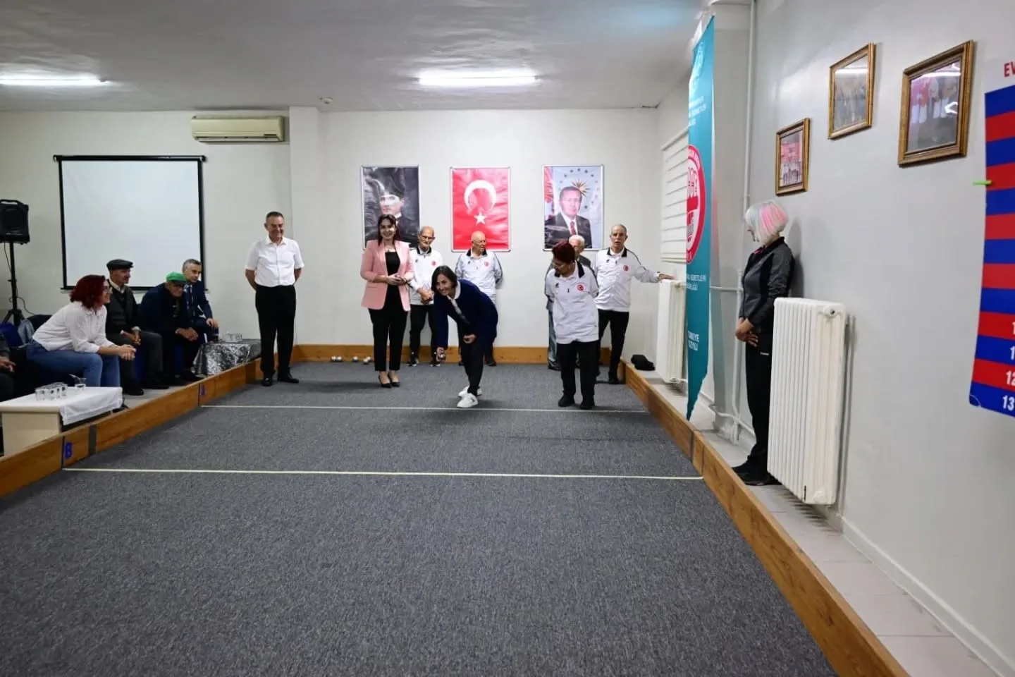 Kırklareli’nde huzurevi sakinleri ile protokol üyeleri arasında bocce müsabakası düzenlendi.