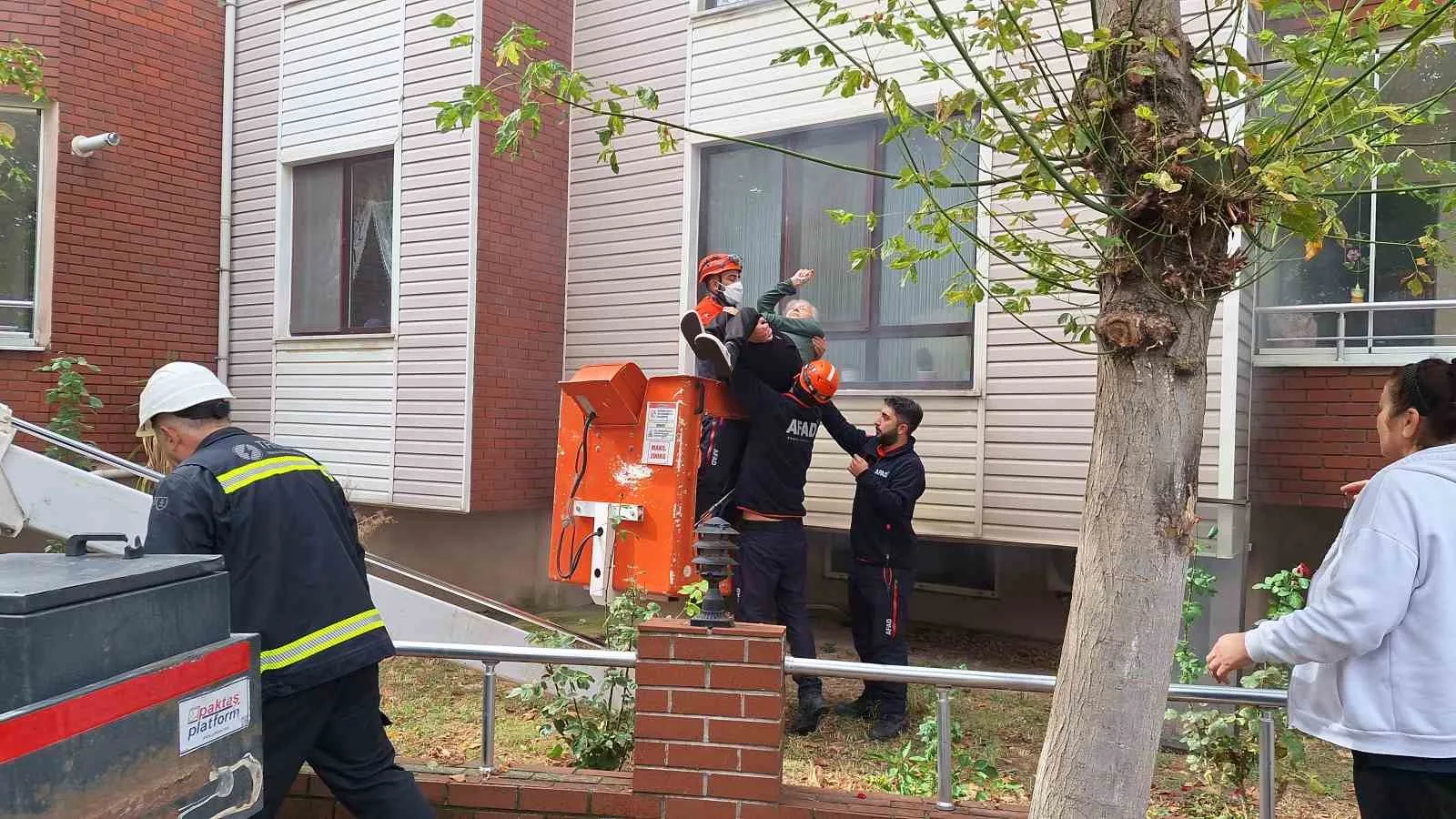 Kırklareli’nde 5 katlı binada çıkan yangında yaşlı ve yatalak hastalar
